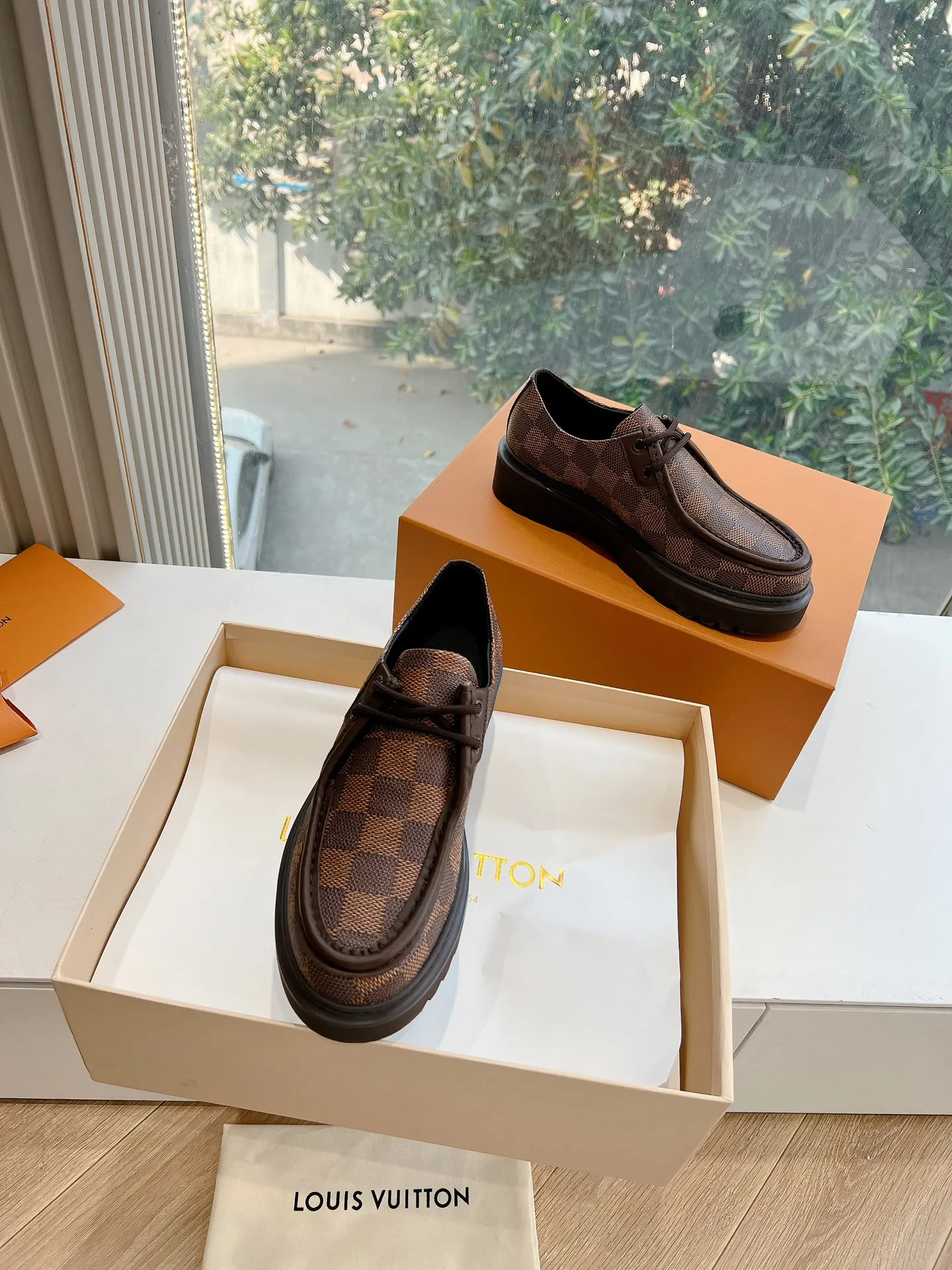👟👟Ex-factory price 720👟👟 What you see is what you get G199 top version Louis Vuitto Louis Vuitton LV donkey brand L Carrefour shoes Archlight classic Skate sports and leisure thick-soled shoes Your LV outfit is shared today Louis Vuitton Presbyopic thick-soled loafers Original purchase and development Production Original purchase and development Production This LV Archlight sneaker is from Cut from cow leather in a playful shape. Double laces embellished with Louis Vuitton logo beading. The wide tongue and wavy outsole establish recognition, both are decorated with the LV Circle logo ▪️Fabric: Original imported original material ▪️Inner lining: Original customized lining ▪️Sole: Original molded genuine ▪️Size: Women's 35-45 (please note male and female when ordering at 39.40, 45 is not refundable or exchangeable for customization)